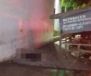 La mujer estaba en la acera sin rastros de violencia, sin embargo el hecho es investigado por las autoridades.