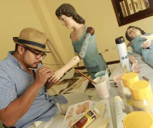 El profesional en restauración César Romero procede a la limpieza de las piezas escultóricas que datan de la primera mitad del siglo XX, obras del guatemalteco Julio Dubois. Fotos Alejandro Amador/EL HERALDO.