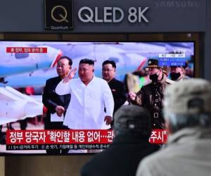 Seúl: la gente mira una transmisión de noticias de televisión que muestra el archivo del líder norcoreano Kim Jong Un, en una estación de ferrocarril en Seúl el 21 de abril de 2020. Corea del Sur restó importancia a un informe el 21 de abril de que el líder del norte Kim Jong Un estaba siendo tratado después de la cirugía, mientras aumentaba la especulación sobre su ausencia de un aniversario clave. / AFP / Jung Yeon-je