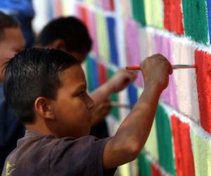 Los niños de la Escuela Jorge Roberto Maradiaga comenzaron a realizar su mural.