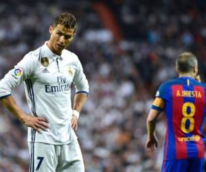El portugués Cristiano Ronaldo se molestó con sus defensas por no detener el contragolpe de Sergi Roberto (Foto: Agencia AFP)