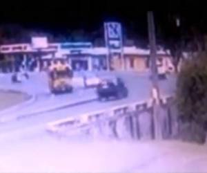 En el video se ve el accidente automovilístico que dejó cinco personas heridas.
