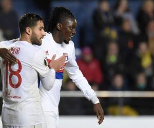 El delantero del Lyon Bertrand Traore (R) celebra con el mediocampista francés del Lyon Nabil Fekir después de anotar durante el partido de ida y vuelta de la Europa League del partido de ida y vuelta entre Villarreal CF y Olympique Lyonnais en el estadio La Ceramica en Vila-real el 22 de febrero de 2018. / AFP / JOSE JORDAN