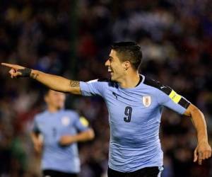 El delantero del Barcelona, Luis Suárez celebra uno de sus goles. Foto Agencia AP.