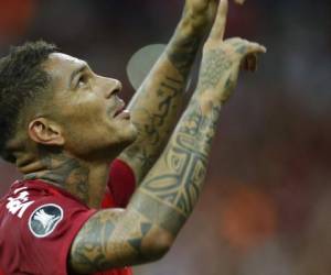 El peruano Paolo Guerrero, de Internacional de Brasil, festeja luego de anotar el segundo gol de su equipo ante Palestino de Chile, en un encuentro de la Copa Libertadores. (Foto: AP)