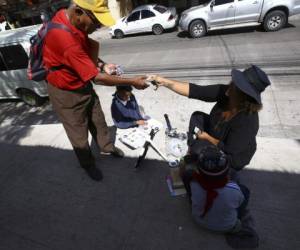 Adultos y jóvenes son los que compran los productos que elabora la joven mujer. Fotos Johny Magallanes