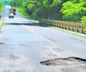 Lluvias agudizan mal estado de la carretera que conduce al sur