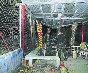 Los dos muchachos se encontraban jugando un partido de fútbol en una cancha de la colonia Moderna de San Pedro Sula cuando sujetos llegaron y los acribillaron a balazos.