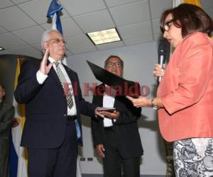 Momento en que Francisco Herrera jura como nuevo rector de la UNAH. (Foto: Marvin Salgado/ El Heraldo Honduras, Noticias de Honduras)