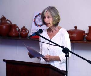 Janet Gold recitó dos de sus poemas favoritos durante el encuentro literario.