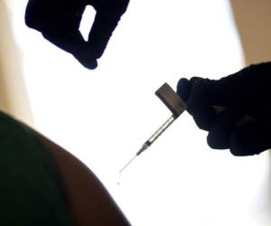 Un trabajador de salud recibe la vacuna contra el COVID-19 desarrollada por Pfizer-BioNTech en un hospital de Providence, Rhode Island. (AP Foto/David Goldman, archivo).