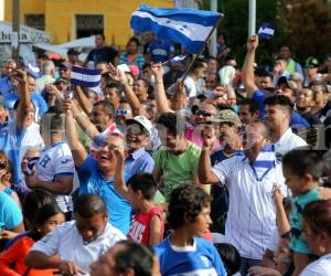 Cientos de hondureños se dieron cita este viernes en el Estadio Virtual ubicado en el Parque Nacional de Tegucigalpa para disfrutar del partido eliminatorio de la Selección de Honduras contra Canadá que se juega en el Olímpico de la ciudad de San pedro Sula, foto: David Romero/El Heraldo.