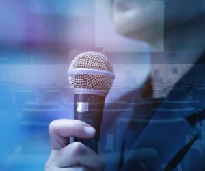 Aquellos reales que buscan afanosamente el mando montan tácticas para calar en una sociedad recelosa.