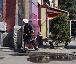 Un policía se mantiene en guardia frente al hotel Tokyo Star en Odessa, en el sur de Ucrania, el 17 de agosto de 2019 después de un incendio estalló durante la noche. Ocho personas murieron y diez resultaron heridas en el incendio de un hotel en la ciudad portuaria ucraniana de Odessa a principios del 17 de agosto de 2019, dijeron los servicios de emergencia. Agencia AFP