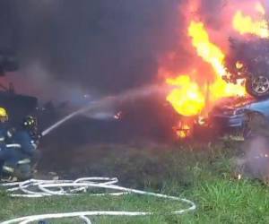 Al menos 20 vehículos calcinados tras incendio en Roatán