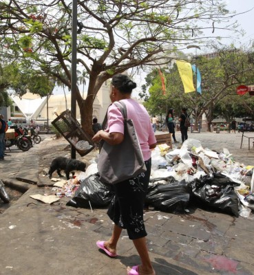 Centro histórico inundado de desperdicios