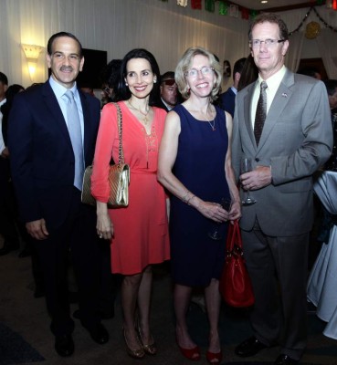 Brindan por aniversario patriótico de México