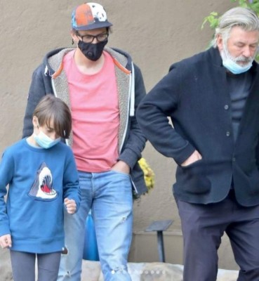 Alec Baldwin se reúne con el hijo y el esposo de la fotógrafa que falleció en el set (FOTOS)