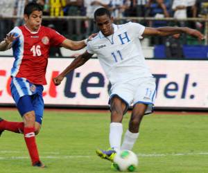 Momentos en que Jerry Bengtson supera al defensor tico para anotar el gol que tiene soñando a todo un país. / AFP