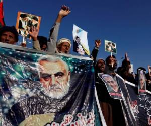 Los musulmanes chiítas paquistaníes cantan consignas durante una manifestación contra el reciente ataque estadounidense en Irak que mató al general iraní Qassem Soleimani, en Islamabad, Pakistán, el viernes 10 de enero de 2020. (Foto AP / Anjum Naveed)
