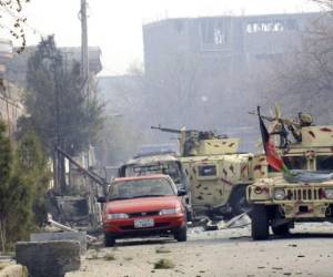 El asalto comenzó con un terrorista suicida, quien detonó sus explosivos en la oficina provincial de la ONG Save the Children en Jalalabad, la capital de Nangarhar. Fotos: AP/ El Heraldo Honduras.
