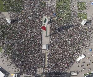 Los fanáticos de fútbol de México ven una transmisión en vivo del partido del grupo F entre México y Suecia, en el Mundial de Fútbol 2018, en la plaza principal de la Ciudad de México, el Zócalo, el miércoles 27 de junio de 2018. (AP Photo / Christian Palma).