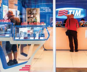 Una tienda de la atribulada Telecom Italia en Roma.