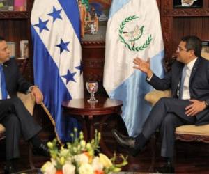 Jimmy Mirales y Juan Orlando reunidos en casa presidencial abordando temas de interés común para Honduras y Guatemala. Foto: AFP