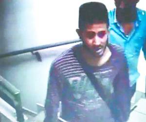 El video en poder de EL HERALDO muestra a Kevin subiendo el quinto piso de la universidad a las 7:05 de la mañana del martes 11. El joven luce con barba y en esto difiere con la imagen difundida por las autoridades.