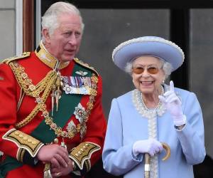 Desde que la reina comenzó a presentar problemas de salud, su hijo Carlos tuvo mayor protagonismo een representación de la reina.