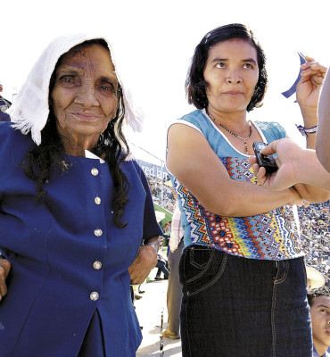 Fervor cívico se vive en las graderías
