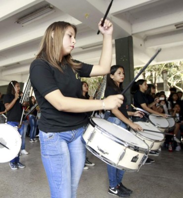 Desfile y música de marimba en el 138 aniversario del Instituto Central