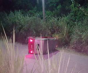 Uno de los fallecidos quedó en el interior de esta mototaxi.