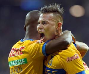 Tigres El jugador chileno Eduardo Vargas (R) celebra su gol contra Monterrey con su compañero de equipo Enner Valencia, durante su último partido de fútbol del torneo mexicano Apertura 2017, en el estadio BBVA Bancomer en Monterrey, estado de Nuevo León, México.