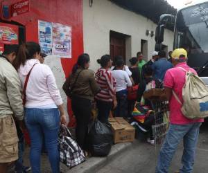 Las extensas filas de personas se siguen formando en las principales terminales de transporte en la capital.