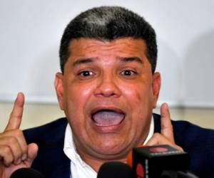 (FILES) In this file photo taken on December 04, 2019 Venezuelan deputy of the 'Primero Justicia' party, Luis Parra, gestures during a press conference in Caracas. - Venezuela's opposition lawmaker Luis Parra -a rival to Juan Guaido- declared himself parliament speaker on January 5, 2020. Guaido had been expected to be re-elected parliament speaker but only regime lawmakers and opposition deputies critical of Guaido were allowed to enter the Natioonal Assembly. (Photo by Yuri CORTEZ / AFP)