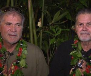 Imagen hecha de un video proporcionado por la estación de noticias Honolulu KHON, Alan Robinson y Walter Macfarlane son entrevistados en Honolulu. Agencia AP.