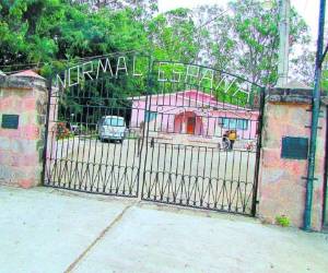 La institución pasa a ser un centro regional universitario de la Universidad Pedagógica Francisco Morazán.