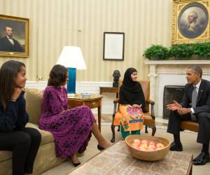La familia Obama se reunió con la niña paquistaní Malala Yousarfzai.