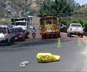El cuerpo quedó en plena vía que conduce al nororiente del país (Foto: Alex Pérez/ El Heraldo Honduras/ Noticias de Honduras)