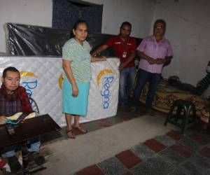 Manuel Chirinos, doña Santos Martínez, Edras Torres, Javier López y Yeri Chirnos durante la entrega de dos camas. Fotos: David Romero/El Heraldo.