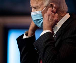 El presidente electo de los Estados Unidos, Joe Biden, se quita la máscara para hablar luego de una reunión con los gobernadores en Wilmington. Foto: Agencia AFP.