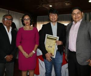 El ganador de la categoría adulta Manuel Torres, Ana Jiménez, mención honorífica categoría adulta Alejandro Carrasco y José Benito Martínez. Foto:EL HERALDO/Jimmy Argueta