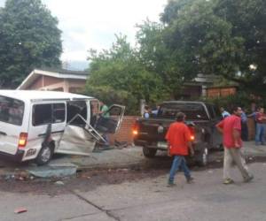 El busito impactó en el muro de una vivienda aledaña a la zona al ser embestido por el vehículo de la DPI.