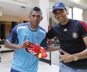 El mexicano Jorge Suárez saluda a Carlo Costly.
