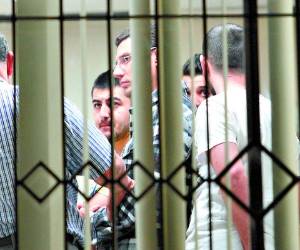 En la oficina del juez número 21, los cinco sirios hablan con un intérprete al momento de participar en la audiencia.