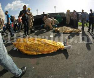 Un recuento de imágenes sobre acontecimientos que marcaron el 2017 en Honduras. Terrible. Los cuerpos de dos de las víctimas de una estampida registrada en el Estadio Nacional, previo a un partido entre Motagua y Olimpia, yacen en la pista. (Foto: El Heraldo Honduras/ Noticias Honduras hoy)