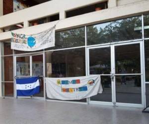Los estudiantes colgaron la Bandera Nacional y otras pancartas en la puerta del edificio administrativo de la UNAH-VS.