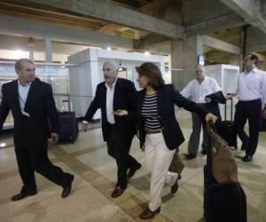 Los expresidentes Andres Pastrana de Colombia, Laura Chinchilla de Costa Rica; Jorge Quiroga de Bolivia y Miguel Angel Rodríguez cuando llegaban al aeropuerto internacional en Maiquetia, Venezuela. (AP Photo/Ariana Cubillos) (AP/ Foto: El Heraldo Honduras/ Noticias de Honduras)