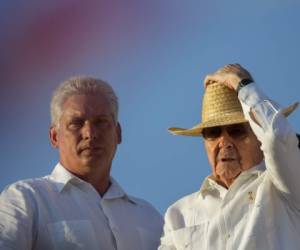 Miguel Díaz-Canel, a la izquierda, se encuentra con el presidente Raúl Castro durante el desfile del Primero de Mayo en La Habana, Cuba. Díaz-Canel, el hombre ampliamente visto como el próximo presidente de Cuba, pronunció un desafiante rechazo a las demandas de cambio en el sistema de partido único de la isla al participar el domingo 26 de noviembre de 2017 en la primera de una serie de elecciones que se espera concluyan con su toma de control de Raúl Castro el próximo año.